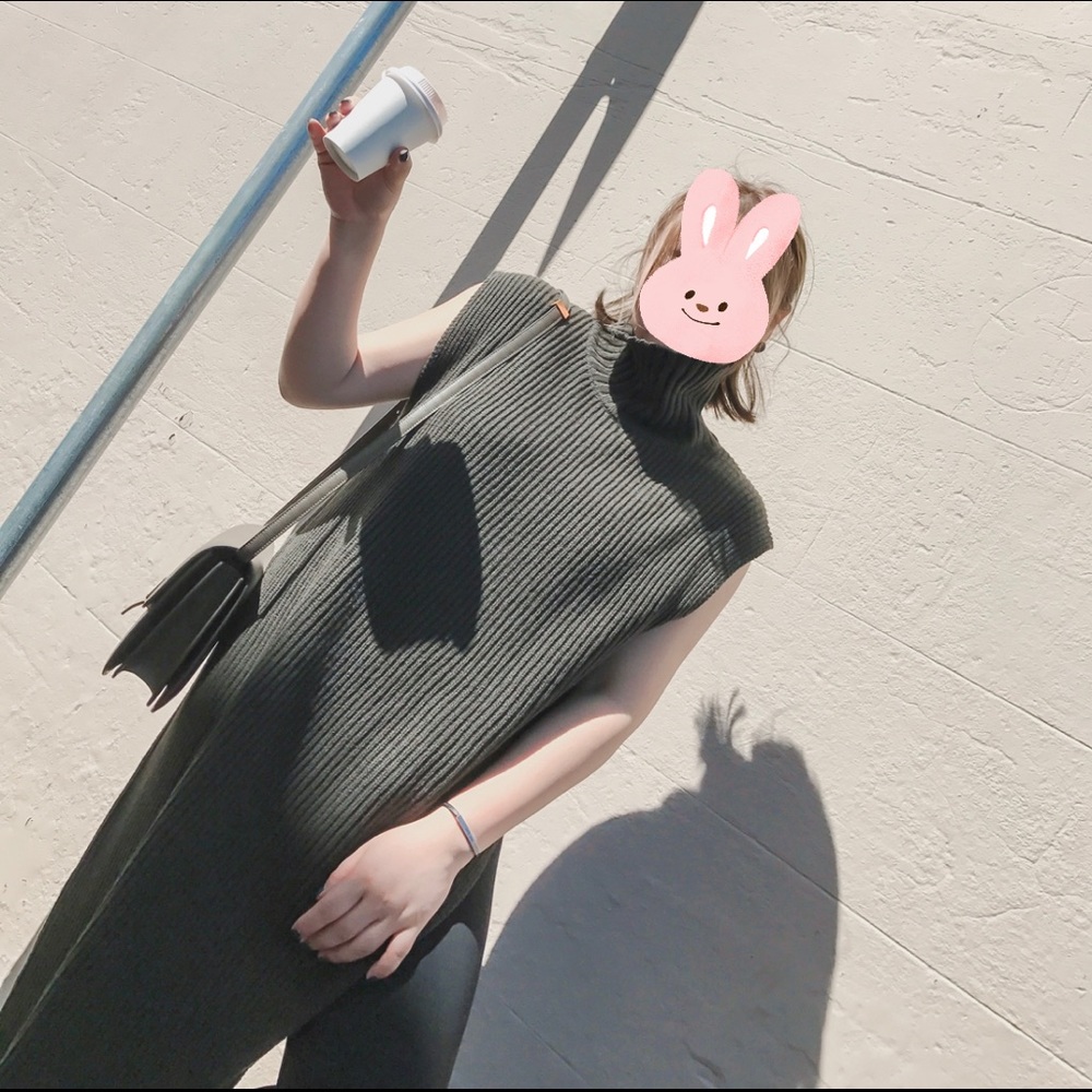 Non-sleeves sweater
